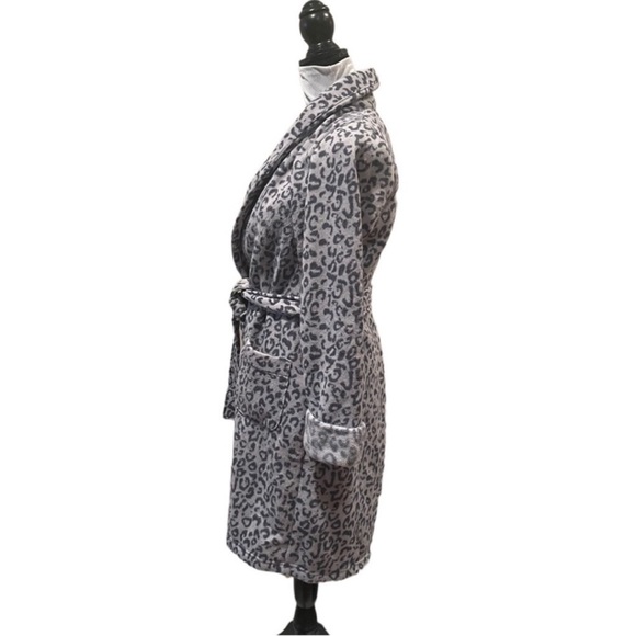 Victoria’s Secret grey animal print leopard lounge wear sleep wear cozy robe - Picture 3 of 8